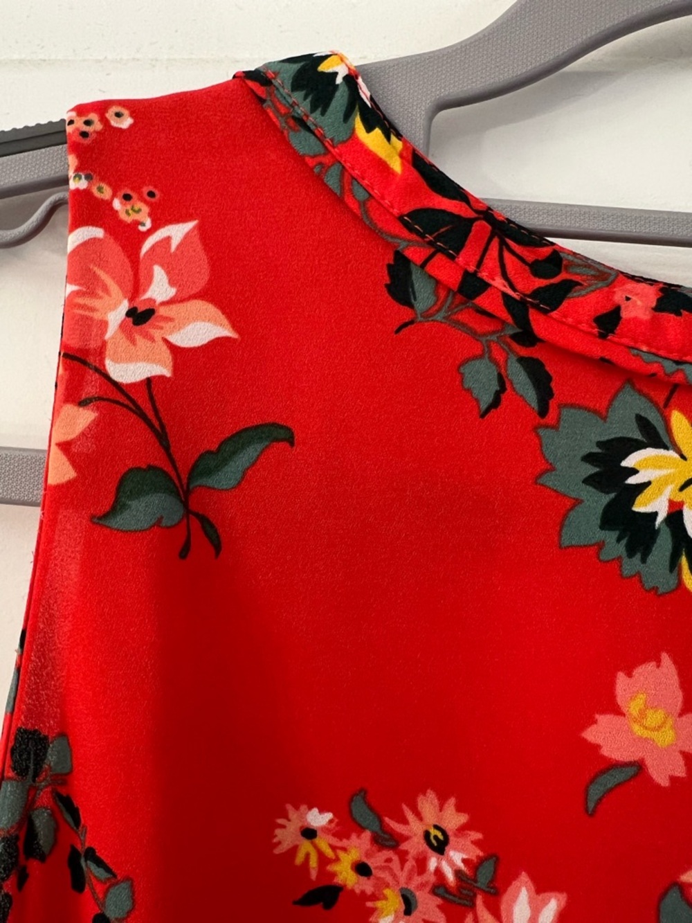 LOFT Women’s Red Floral Sleeveless Blouse - Like New - Picture 5 of 11